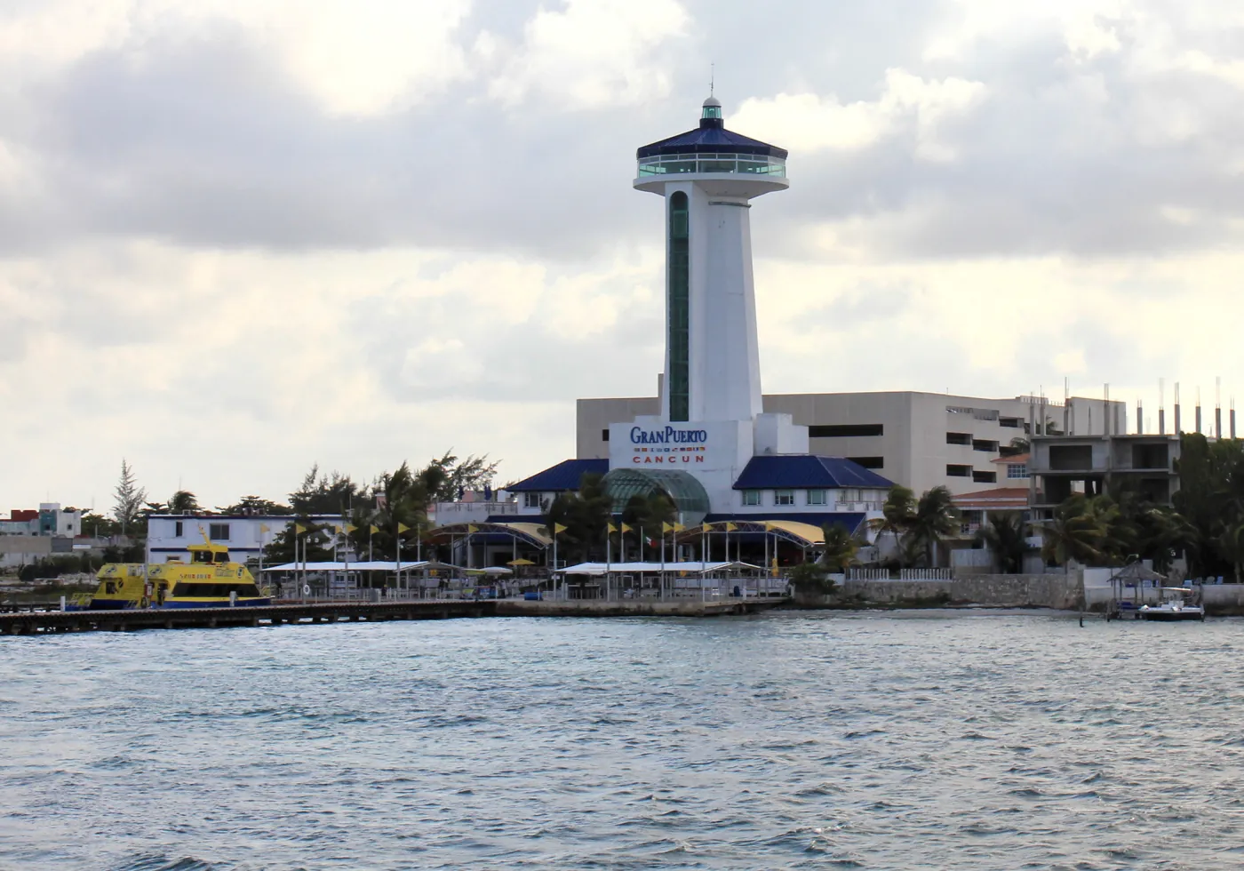 Terminal de Gran Puerto en Puerto Juárez, con muelle y ferry hacia Isla Mujeres
