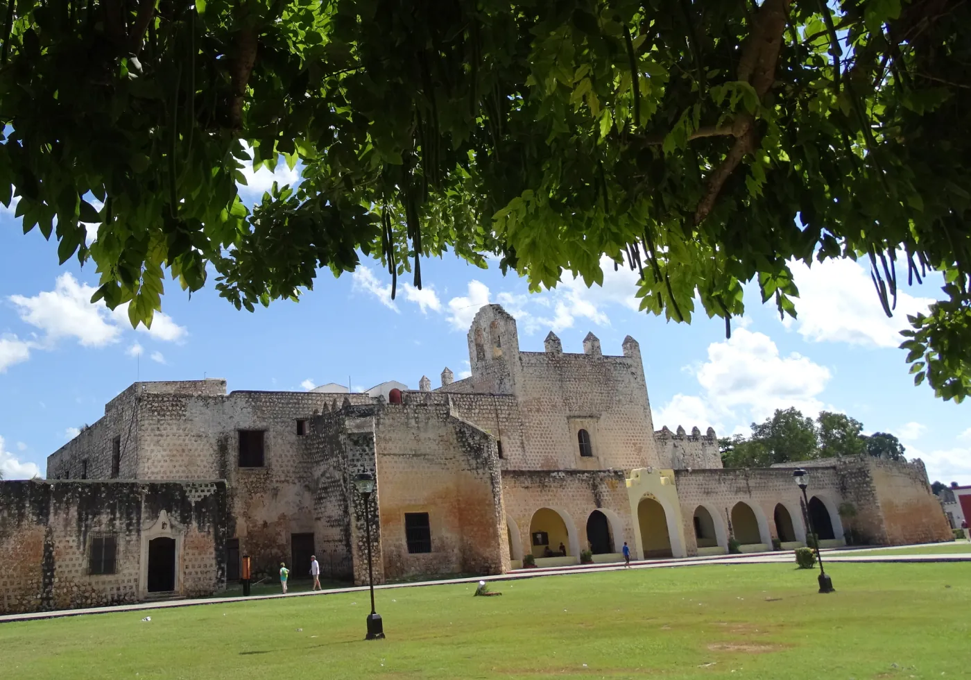 Convento de San Bernardino de Siena y jardines en Valladolid, Yucatán